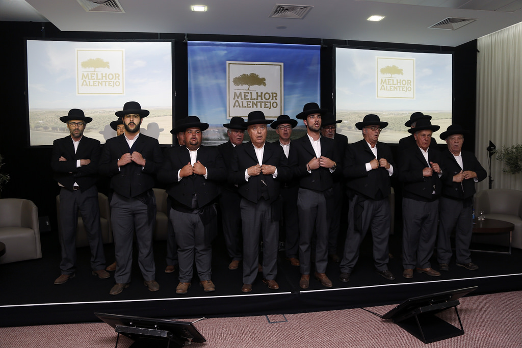 Atuação de um grupo coral de Cante Alentejano no encerramento formal do 1º Congresso Melhor Alentejo